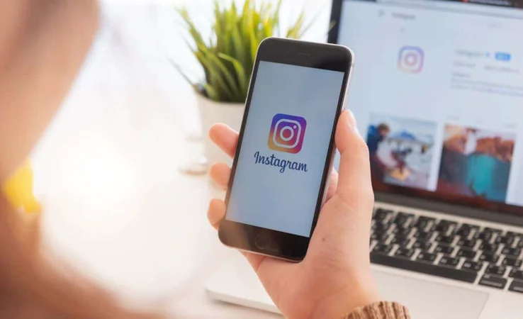 la mujer sostiene el iPhone de Apple con la aplicación de Instagram en la pantalla