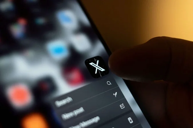 Movil con logo de X en pantalla
