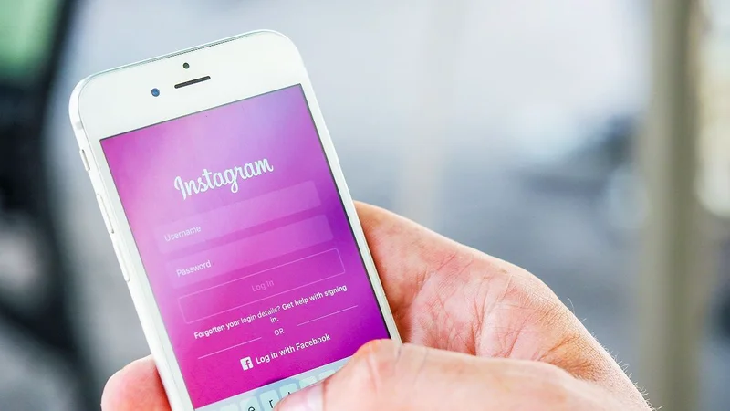 Movil mostrando pantalla de desbloqueo de constraseña en instagram
