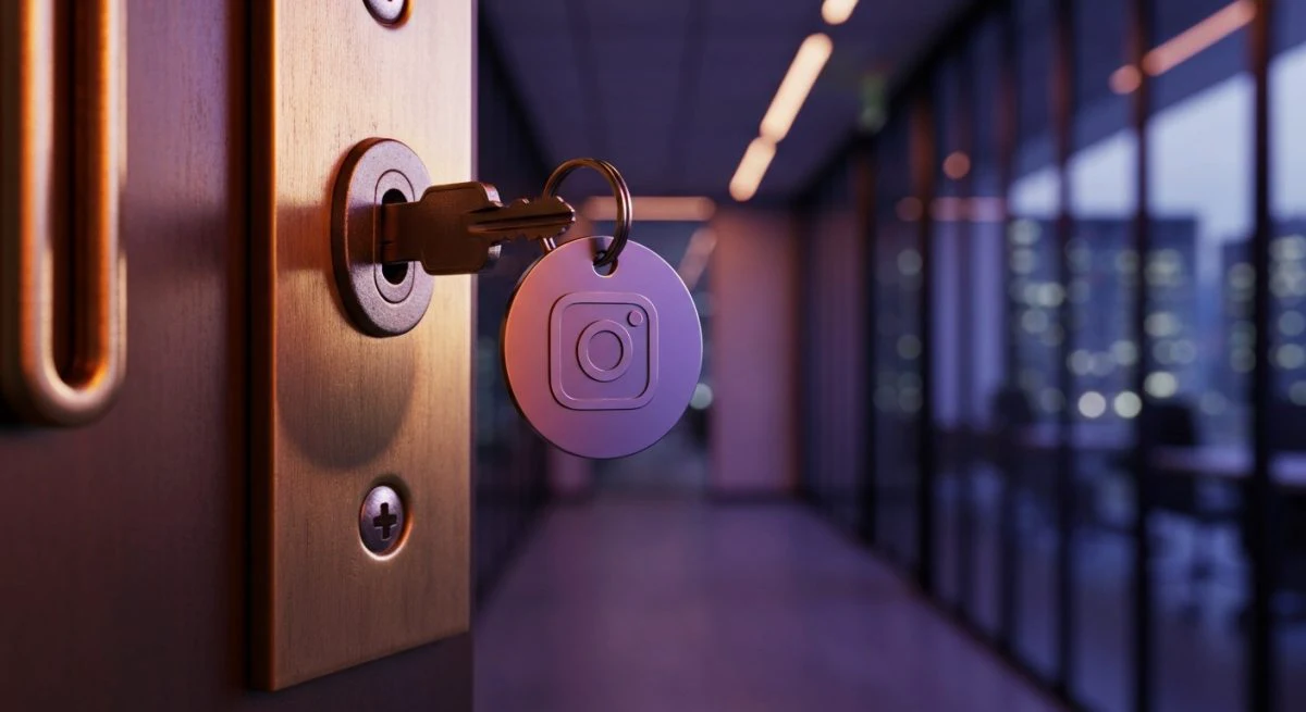Cerradura de bronce con llavero Instagram en primer plano visible