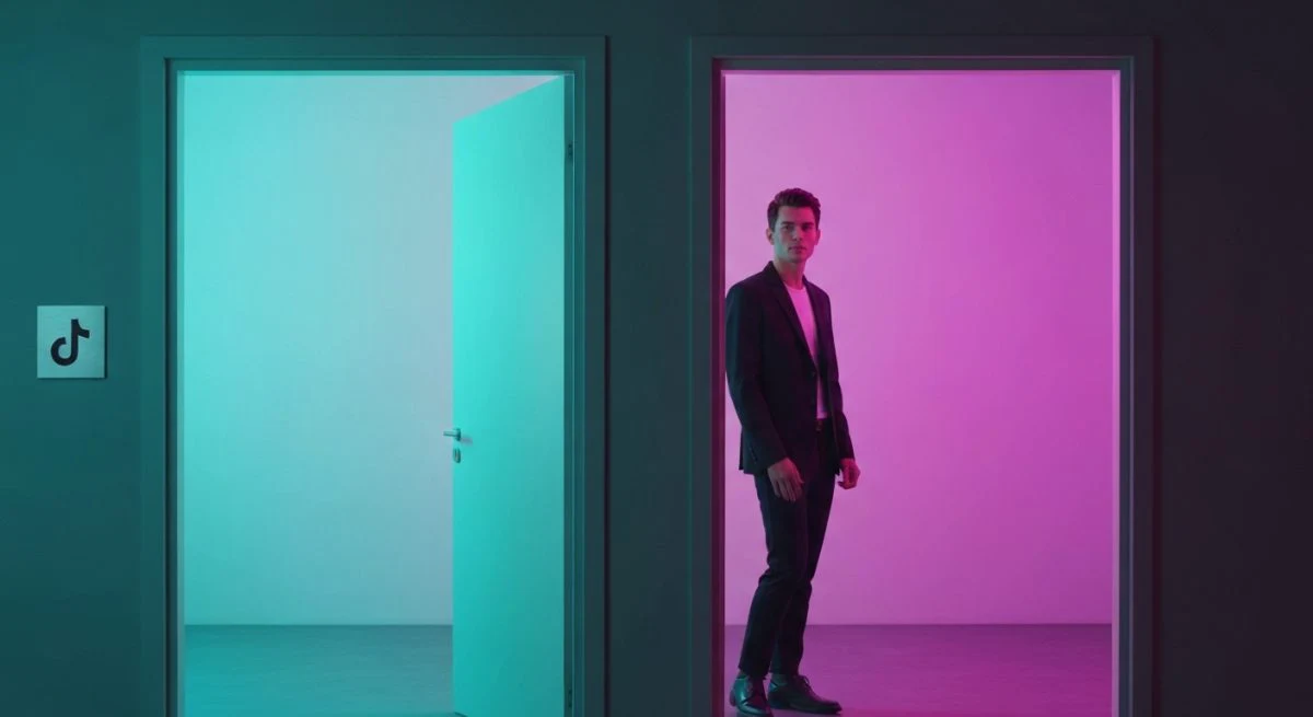 Creador de contenido entre dos puertas y logo de TikTok