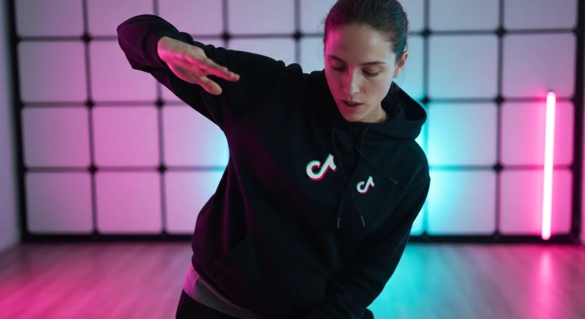 Danza con pin TikTok y paneles LED rosa cian vibrantes