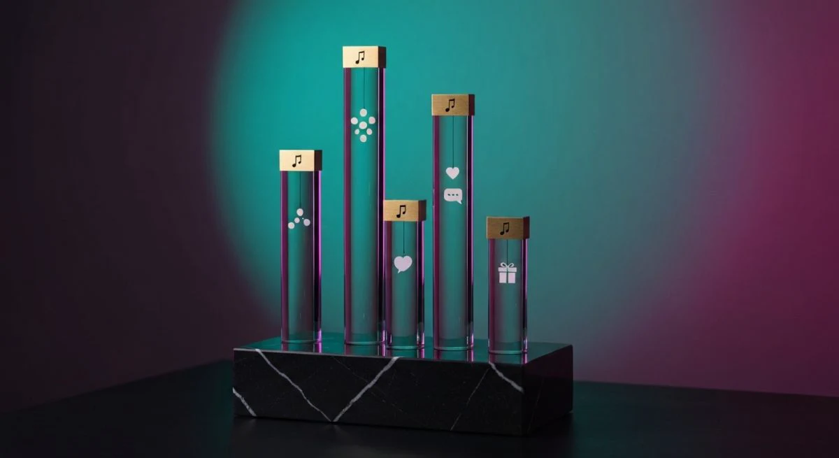 Escultura cinética minimalista con cuatro prismas de vidrio sobre pedestal