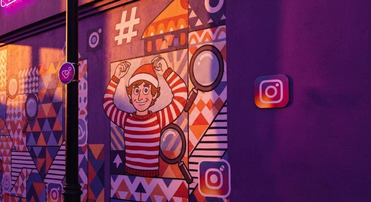 Figura Waldo camuflada en mural de Instagram con logo Instagram