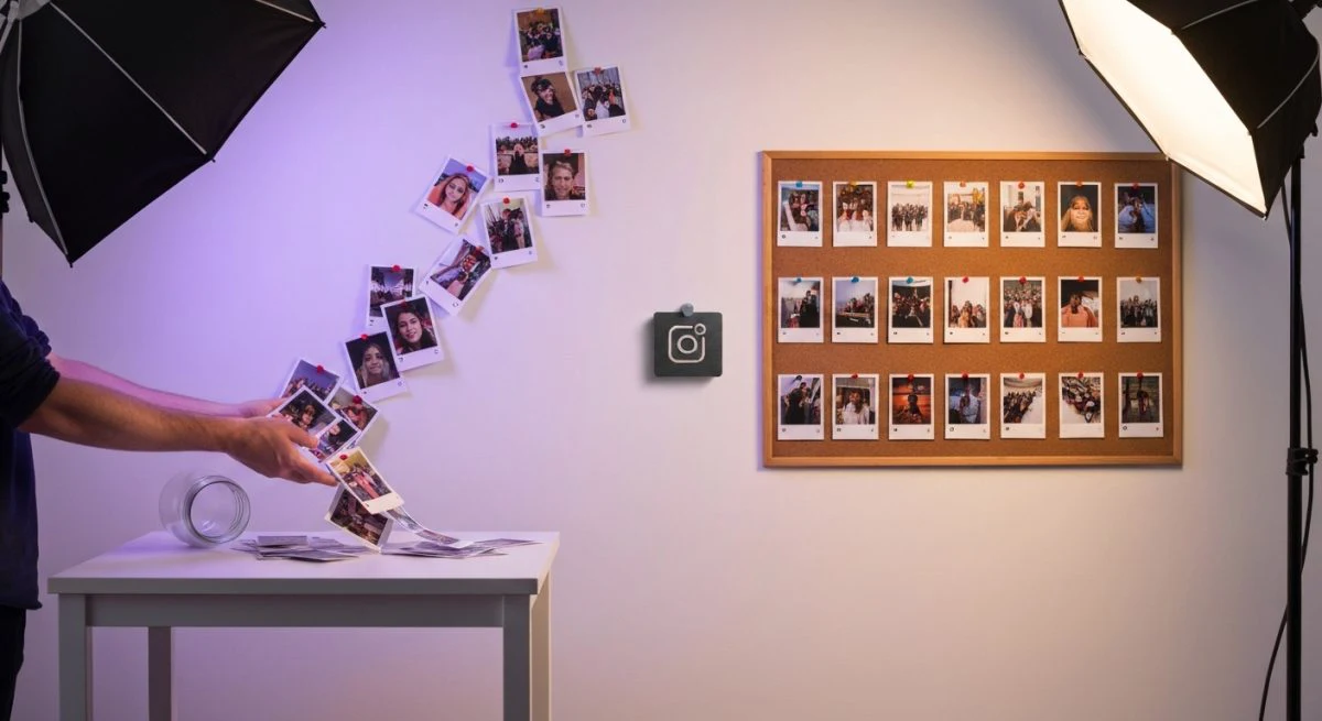 Fotos impresas de Instagram caen sobre pared de corcho ordenadas