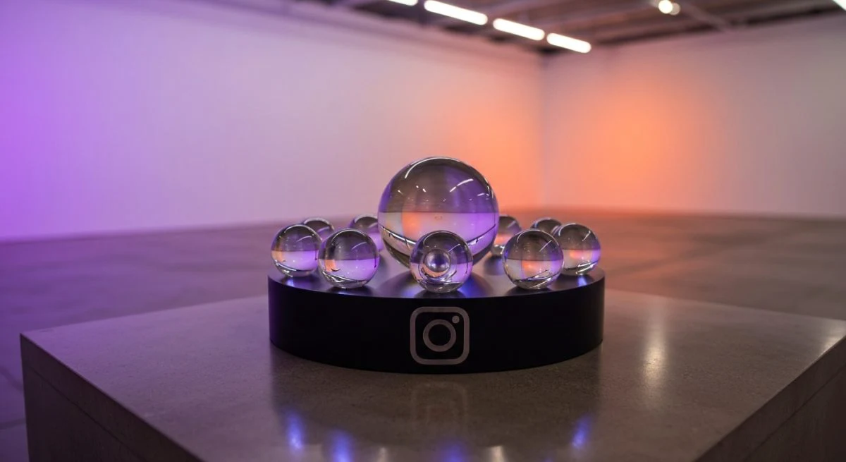 Instalación contemporánea de diez orbes de vidrio con logo Instagram