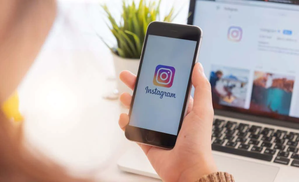 la mujer sostiene el iPhone de Apple con la aplicación de Instagram en la pantalla