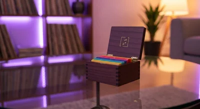 Caja musical madera oscura tapa entreabierta logotipo grabado sobre vidrio