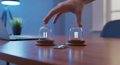 Mano entre domos de vidrio iconos pausa y eliminar Facebook