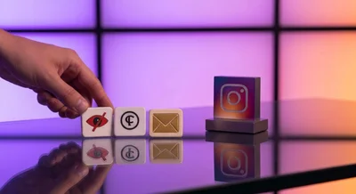 Mesa minimalista con tres baldosas táctiles sobre cristal y Instagram