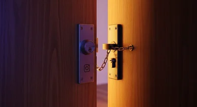 Puerta moderna con cerradura de retención y logo de Instagram