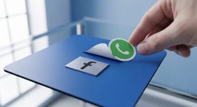Sticker WhatsApp en panel azul con grabado Facebook primer plano macro